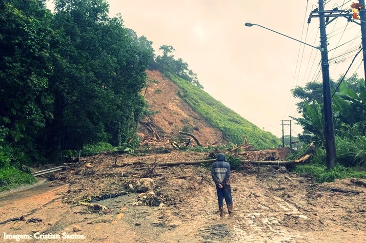 DESLIZAMENTOS FREQUENTES NA SERRA DO MAR SÃO RESULTADO DE SOLO SUPERFICIAL, ALTA INCLINAÇÃO E 'PAREDÃO' DE NUVENS